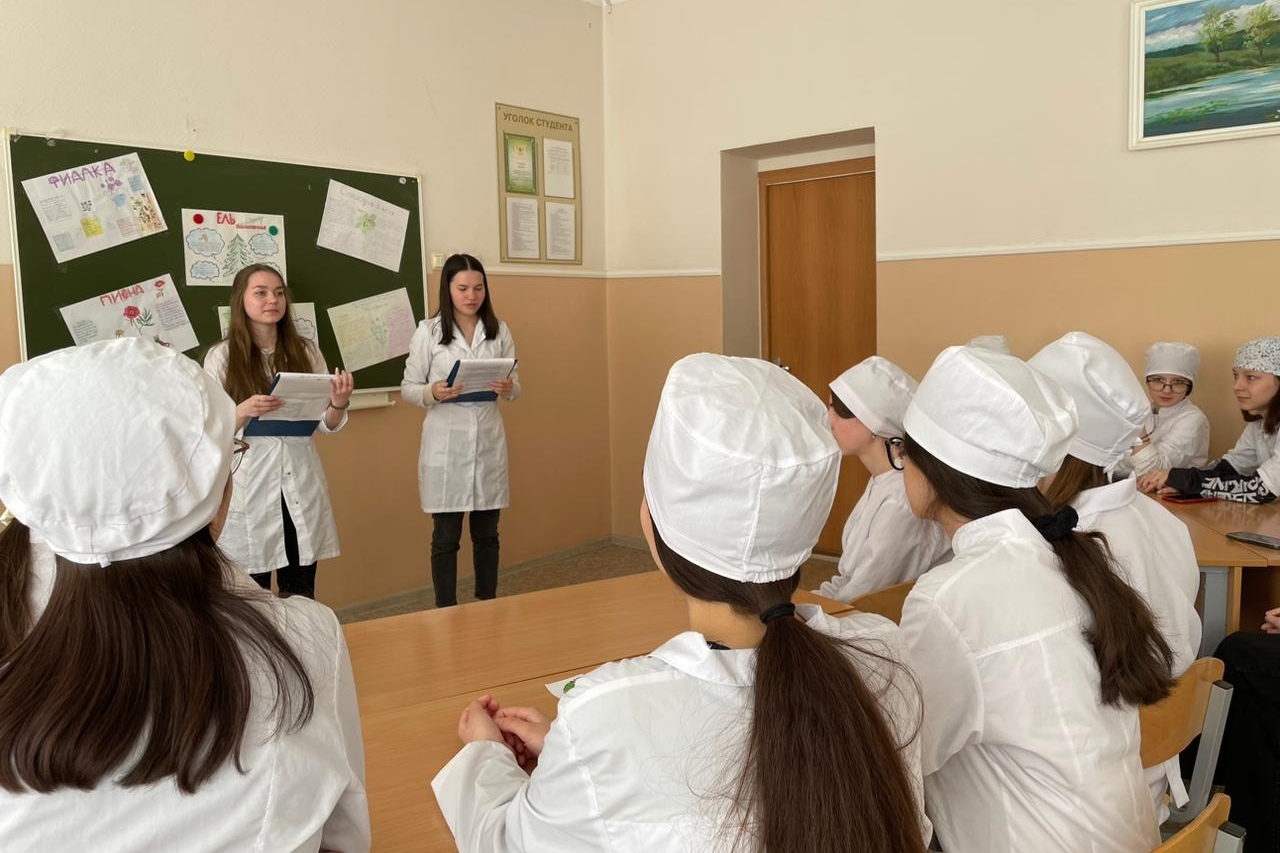 Сайт нижнекамского медицинского. Мед колледж Нижнекамск. Медики студенты колледжей. Мед студент на уроке.